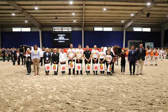 Congratulating the winning team are (from left): ALRV President Stefanie Peters, Dr. Christian Burmester, Vice Chairman of the Board of Sparkasse Aachen, and Hans-Joachim Erbel, President of the Equestrian Federation (FN).