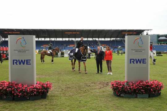 From left: Congratulations to the winner from Dr. Frank Weigand, CEO of RWE Power AG and ALRV President Stefanie Peters. Photo: CHIO Aachen/Michael Strauch