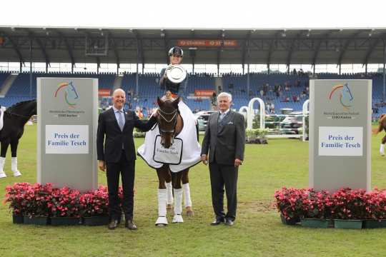 v.l.: ALRV-Aufsichtsratsmitglied Jürgen Petershagen und Siegward Tesch gratulieren Dinja van Liere. Foto: CHIO Aachen/Michael Strauch