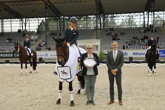 From left: Ms. Anja Heeb-Lonkwitz, Managing Director, and Dr. Thomas Förl congratulate the lucky winner Marten Luiten. Photo: CHIO Aachen / Michael Strauch