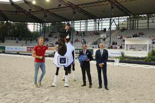 Congratulating the winner are Horst Wollgarten, Managing Partner of WOTAX Steuerberatungs- und Wirtschaftsprüfungsgesellschaft mbH (left) and ALRV Supervisory Board member Dr. Thomas Förl. Photo: CHIO Aachen/ Michael Strauch