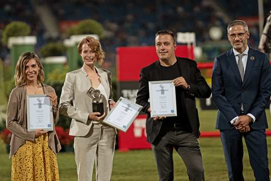 ALRV-Aufsichtsratsmitglied Dr. Thomas Förl (rechts im Bild) mit Tier- und Portraitfotografin Franziska Sack (3. Platz, links im Bild), der Siegerin Diana Wahl sowie dem Aachener Fotografen Andreas Steindl (Platz 2). Foto: CHIO Aachen/Michael Strauch