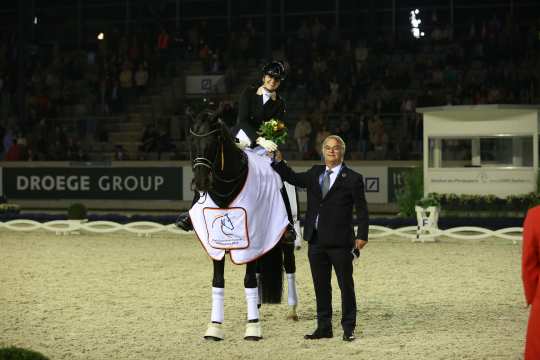 ALRV-Aufsichtsratsmitglied Peter Weinberg gratuliert der strahlenden Siegerin. Foto: CHIO Aachen/Michael Strauch