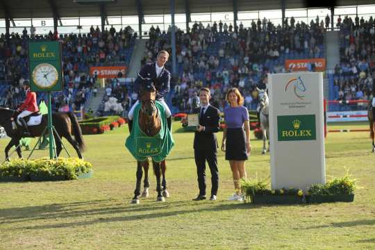 Dem Sieger Daniel Deußer gratulieren Rémi Corpataux, Geschäftsführer Rolex Deutschland GmbH und Stefanie Peters, Präsidentin des Aachen-Laurensberger Rennvereins e.V. Foto: CHIO Aachen/Michael Strauch