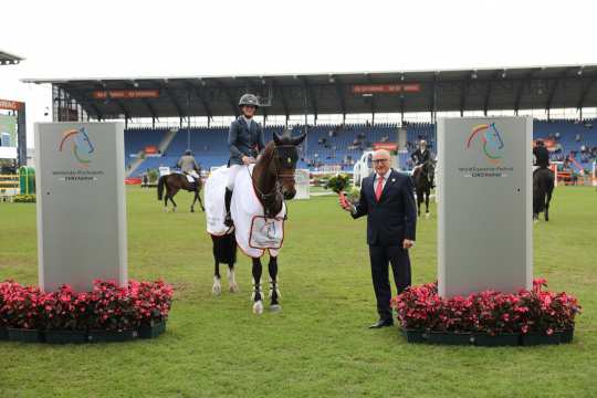 ALRV-Aufsichtsratsmitglied Wolfgang "Tim" Hammer gratuliert Sanne Thijssen mit Tippy Z. Foto: CHIO Aachen/Michael Strauch