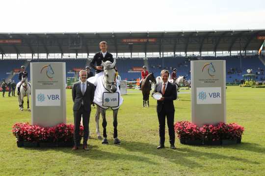 ALRV Supervisory Board member Dr. Thomas Förl (left) and Ralf Hündgen, Partner of the law firm VBR Wirtschaftsprüfer, Steuerberater und Rechtsanwälte mbB, congratulate the winner Bertram Allen. Photo: CHIO Aachen/ Michael Strauch