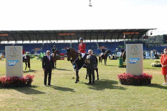 Der Siegerin gratulieren ALRV-Aufsichtsratsmitglied Wolfgang "Tim" Hammer und Stephan Daub, SAP Reitsport-Team. Foto: CHIO Aachen/ Michael Strauch