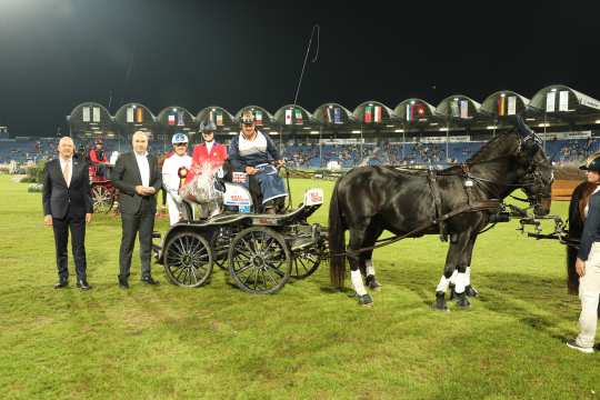 Member of the ALRV Supervisory Board, Jürgen Petershagen (left) and Mr. Torben Karasek, Managing Director Finance of the Porta Group, congratulate the winning team. Photo: CHIO Aachen / Michael Strauch