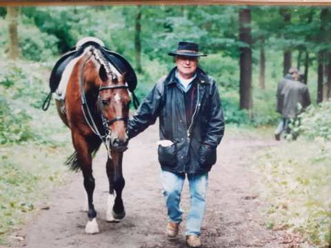 Dieter Ludwig zu Fuß mit dem Wallach Caningham nach der letzten Prüfung des Pferdes im Regen von Ratheim. 