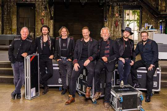 The "Höhner" with among others their keyboard player Micki Schläger (left) and their new singer, Patrick Lück (centre). (Photo: Kay-Uwe Fischer).