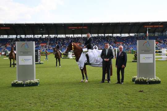 From left: Dr. Tim Grüttemeier, Councillor of the Aachen City Region, and ALRV Vice-President Baron Wolf von Buchholtz congratulate the winner. Photo: CHIO Aachen/Michael Strauch