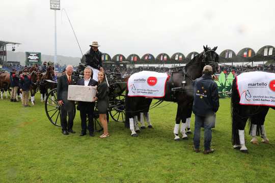 From left: ALRV Vice President Baron Wolf von Buchholtz and Jeremy Hammer, Managing Director Martello Immobilienmanagement GmbH & Co. KG with Elena Mahlo, congratulating the winner. Photo: CHIO Aachen/Michael Strauch