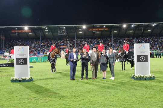 The German team around national coach Otto Becker (2nd from left) is congratulated by Jörg Heinermann, Chairman of the Board Mercedes-Benz Cars Sales Germany and Head of Mercedes-Benz Sales Germany (left) and (from right) Stefanie Peters, President ALRV, Regine Mispelkamp, Laureus Sport for Good Foundation Germany and FN President Hans-Joachim Erbel. (Photo: CHIO Aachen/ Michael Strauch).