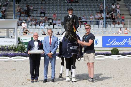 From left: Dr. Raymund Heiliger CEO VUV - Vereinigte Unternehmerverbände Aachen, and ALRV Executive Board Member Dr. Thomas Förl congratulate the winner. (Photo: CHIO Aachen/ Michael Strauch)