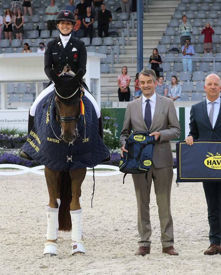 Der Siegerin gratulieren (von links): Joris Kaanen, HAVENS-Geschäftsführer und ALRV-Aufsichtsratsmitglied Jürgen Petershagen. Foto: CHIO Aachen/ Michael Strauch