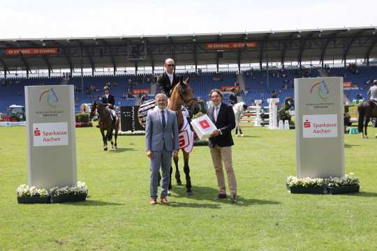 Dem Sieger gratulieren: ALRV-Aufsichtsratsmitglied Dr. Thomas Förl und Norbert Laufs, Vorstandsvorsitzender der Sparkasse Aachen. Foto: CHIO Aachen/ Michael Strauch