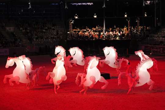 Aus der Nähe von Lyon in Frankreich ist das Straßentheater „FierS à Cheval“ ins deutsche Bank Stadion gereist. Foto: CHIO Aachen/ Andreas Steindl