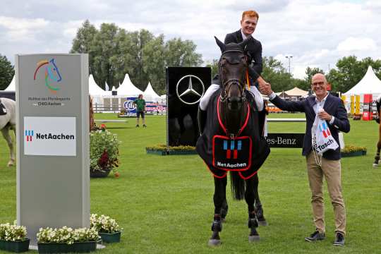 Andreas Schneider,  Managing Director of the NetAachen GmbH, is congratulating the winner. Photo: CHIO Aachen/ Michael Strauch