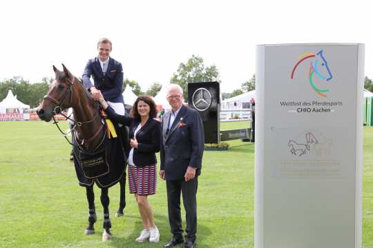 Frau Astrid Schulte von der Stiftung Deutscher Spitzenpferdesport und ALRV-Aufsichtsratsmitglied Baron Wolf von Buchholtz, gratulieren dem Sieger. Foto: CHIO Aachen/Michael Strauch 