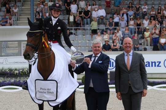 Congratulations: Siegward Tesch (left) and ALRV Supervisory Board member Jürgen Petershagen. Photo: CHIO Aachen/ Michael Strauch