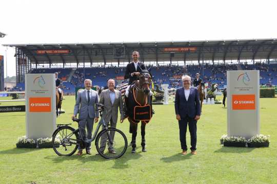 ALRV supervisory board member Dr. Thomas Förl and the STAWAG CEOs Dr. Christian Becker and Wilfried Ullrich congratulate the winner. Photo: CHIO Aachen/Michael Strauch