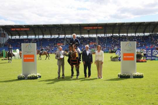 From left: Dr. Christian Becker and Wilfried Ullrich, STAWAG Board of Directors, and ALRV President Stefanie Peters congratulate the winner. Photo: CHIO Aachen/Michael Strauch