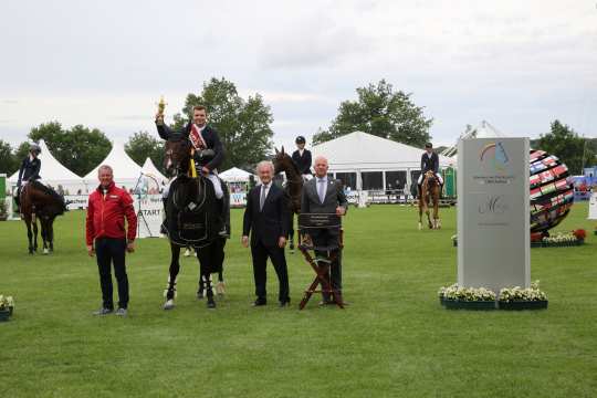 Young national trainer Peter Teeuwen, Jochen Kienbaum (Chairman of the German Top Equestrian Foundation) and ALRV supervisory board member Jürgen Petershagen congratulate the winner. Photo: CHIO Aachen/ Michael Strauch