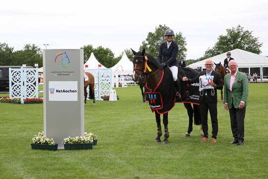 Andreas Schneider, Managing Director of NetAachen GmbH and Baron Wolf von Buchholtz, Vice President of the ALRV Supervisory Board congratulate the winner. Photo: CHIO Aachen/ Michael Strauch