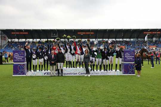  FEI President Ingmar De Vos, show jumper Martin Fuchs and ALRV President Stefanie Peters congratulate the winners and those placed. Photo: CHIO Aachen/ Michael Strauch