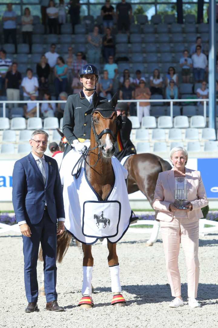 ALRV-Aufsichtsratsmitglied Dr. Thomas Förl und Ursula Rühl, Projektleiterin der Liselott und Klaus Rheinberger Stiftung, gratulieren dem Sieger. Foto: CHIO Aachen/Michael Strauch