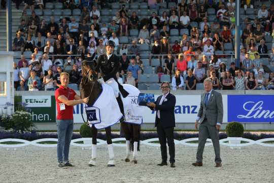 Horst Wollgarten, Managing Partner of WOTAX Steuerberatungs- und Wirtschaftsprüfungsgesellschaft mbH, and ALRV CEO Frank Kemperman congratulate the winner. Photo: CHIO Aachen/Michael Strauch