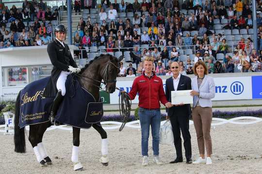 Dem Sieger gratulieren v.r. ALRV-Präsidentin Stefanie Peters und Dr. Adalbert Lechner Geschäftsführer und Mitglied der Konzernleitung der Lindt & Sprüngli AG. (Foto: CHIO Aachen/ Michael Strauch).