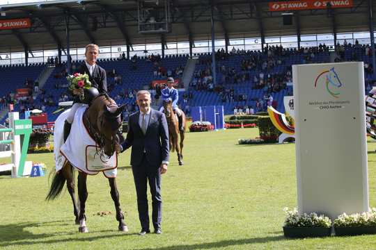 The winner is congratulated by ALRV Supervisory Board member Dr. Thomas Förl. Photo: CHIO Aachen/ Michael Strauch