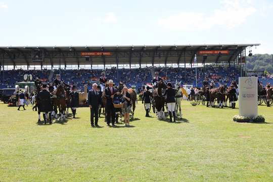 Dr. Sabine Nikolaus, Chairwoman of the Management Board of Boehringer Ingelheim Deutschland GmbH, and ALRV Vice President Baron Wolf von Buchholtz congratulate warmly. Photo: CHIO Aachen/Michael Strauch