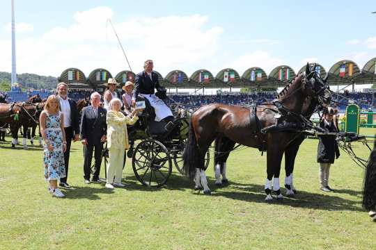 Carlita Grass-Talbot, Konsulin a.D., Richard von Wittgenstein-Talbot mit seiner Tochter Larissa und ALRV-Vizepräsident Baron Wolf von Buchholtz gratulieren dem Sieger. Foto: CHIO Aachen/Michael Strauch