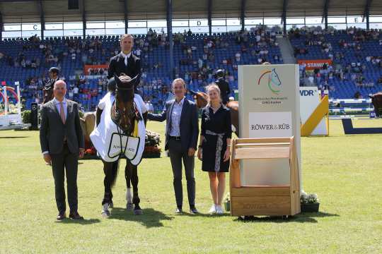 ALRV supervisory board members from left: Jürgen Petershagen and Dr. Andreas Jacobs and Mrs. Natalie Jacobs, owners of Röwer & Rüb, congratulate the winner. Photo: CHIO Aachen/Michael Strauch