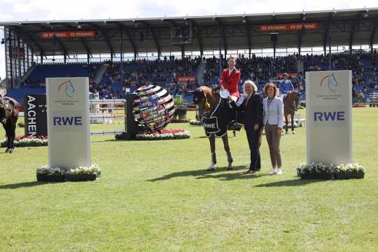 Congratulating the winner are (from left) Andree Stracke, Chairman of the Board of RWE Supply & Trading GmbH and ALRV President Stefanie Peters. Photo: CHIO Aachen/ Michael Strauch