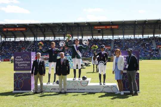 Den Medaillenträgern gratulieren: Ingmar de Vos, Präsident der International Equestrian Federation (FEI) und Mitglied des International Olympic Committee (IOC), Jack C. Huang, Vize-Präsident der International Equestrian Federation (FEI) und ALRV-Präsidentin Stefanie Peters. Foto: CHIO Aachen/ Michael Strauch