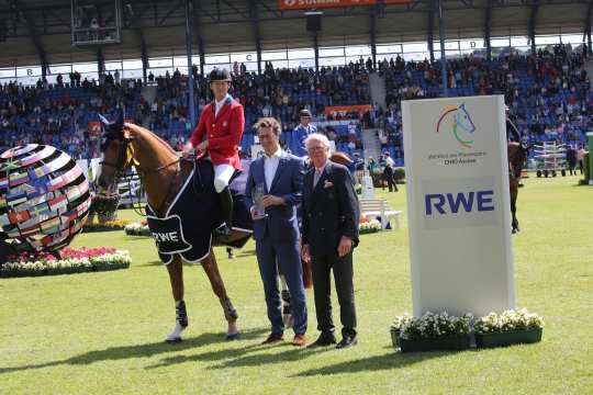 The Prize of the Prime Minister of the State of North Rhine-Westphalia is presented by Hendrik Wüst, Prime Minister of the State of North Rhine-Westphalia, and Baron Wolf von Buchholtz, Vice President of the ALRV Supervisory Board. Photo: CHIO Aachen/ Michael Strauch