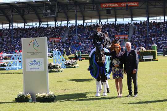 Marina Meggle gratuliert der Einzelsiegerin Cathrine Dufour gemeinsam mit Baron Wolf von Buchholtz, dem ALRV-Vizepräsidenten (Foto: CHIO Aachen/ Michael Strauch).