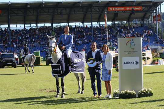 Dem Sieger gratulieren Oliver Leber, Vertriebsdirektor Allianz Köln, und ALRV-Präsidentin Stefanie Peters (Foto: CHIO Aachen/ Michael Strauch).