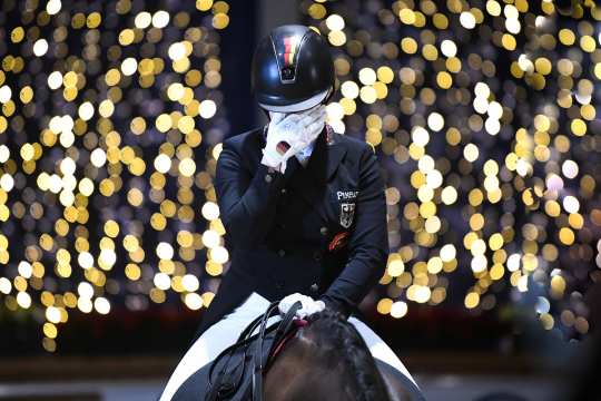 1. Platz: Mirka Nilkens. Ihr Foto, zeigt einen außergewöhnlichen Moment während einer Siegerehrung bei den Aachen Dressage Youngstars 2021.