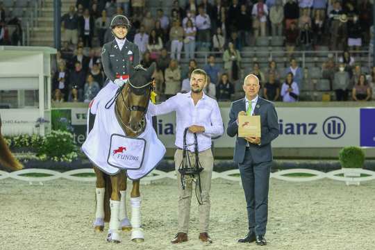 Stefan Fundis, Geschäftsführer der FUNDIS Reitsport GmbH, und ALRV-Aufsichtsratsmitglied Jürgen Petershagen gratulieren der Siegerin. Foto: CHIO Aachen/Michael Strauch