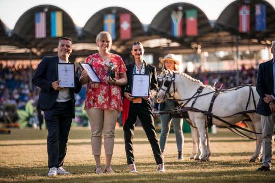 Jetzt wissen sie, wie es sich anfühlt, selber mal vor der Kamera zu stehen: Andreas Steindl, Mirka Nilkens und Andrea Rodriguez (v.l., Foto: CHIO Aachen/ Franziska Sack).