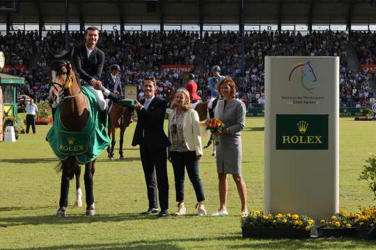 Rémi Corpataux, Managing Director Rolex Deutschland GmbH, Laurence Gros and ALRV President Stefanie Peters congratulate Gerrit Nieberg. Photo: CHIO Aachen/ Michael Strauch.