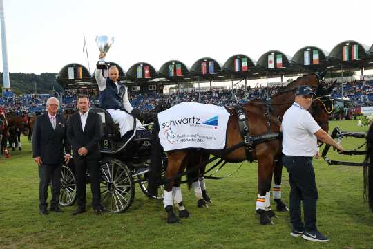 Dem Sieger gratulieren Benjamin Wilden, Vertriebsleiter und Mitglied der Geschäftsleitung der schwartz Gruppe und ALRV-Vizepräsident Baron Wolf von Buchholtz (links) (Foto: CHIO Aachen/ Michael Strauch).