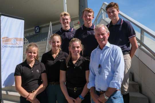 Die Teilnehmer Springen mit Head-Coach Jos Lansink.