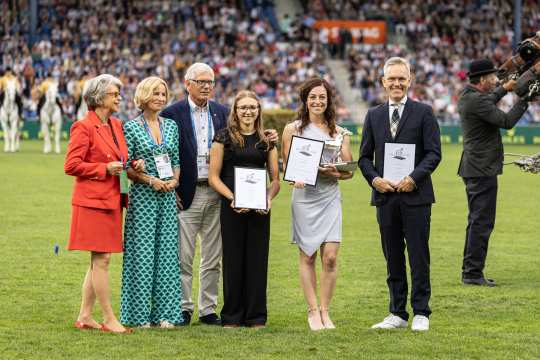 Das Foto zeigt die Siegerin Juliane Barth mit den Platzierten Lia Beckmann und Jan Tönjes, sowie den Jurymitgliedern. Foto: CHIO Aachen/Jasmin Metzner