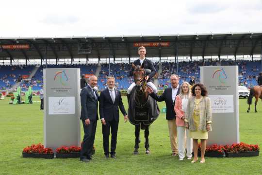 Das Foto zeigt den Sieger in der Qualifikation zu Deutschlands U25 Springpokal, Hannes Ahlmann (Mitte). Foto: CHIO Aachen/Michael Strauch