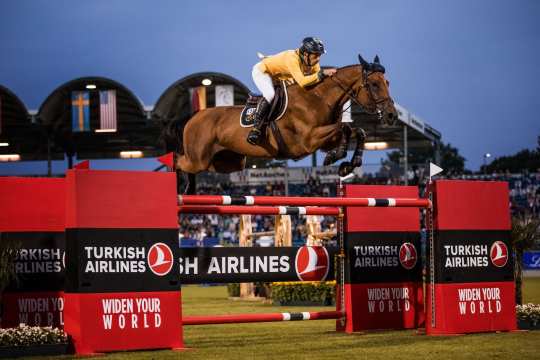 Das Foto zeigt Yuri Mansur im Turkish Airlines-Preis von Europa beim CHIO Aachen 2023. Foto: CHIO Aachen/Arnd Bronkhorst